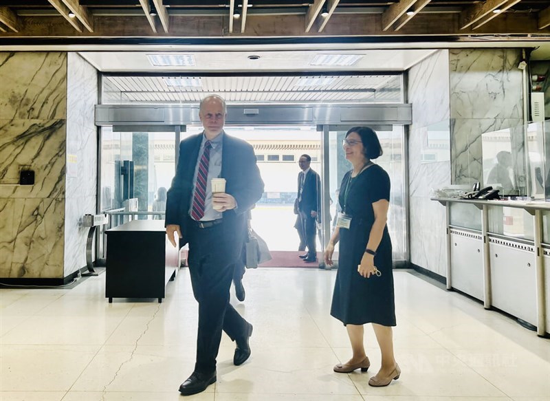 Deputy Trade Representative Yang Jen-ni (right) of Taiwan greets Assistant United States Trade Representative for China, Mongolia and Taiwan Affairs Terry McCartin (left) in Taipei Monday. CNA photo April 29, 2024