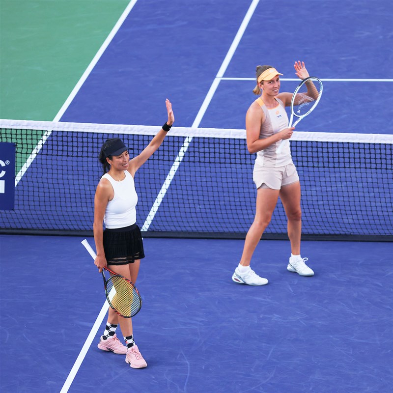 Taiwanese tennis ace Hsieh Su-wei (left) and her women's doubles partner Elise Mertens of Belgium. Photo taken from twitter.com/BNPPARIBASOPEN