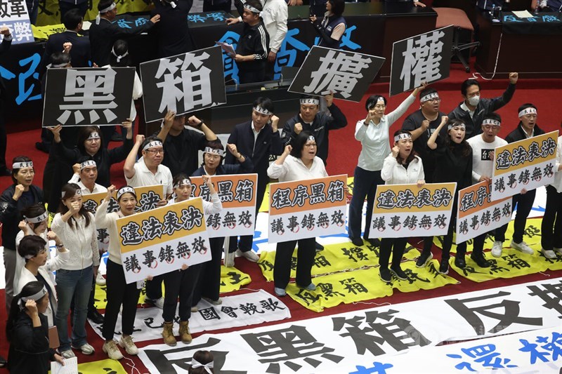 DPP lawmakers chant slogans as they protest the second reading of parliamentary reform bills tabled by the opposition parties on Friday. CNA photo May 24, 2024