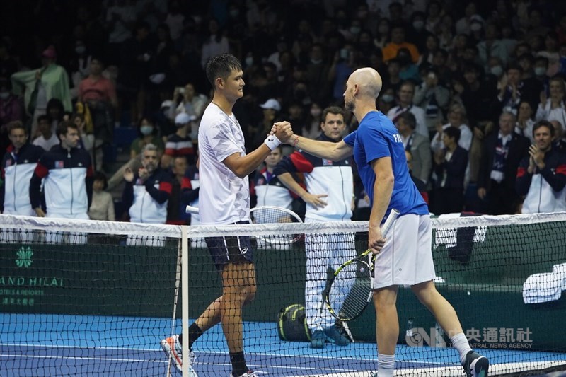 Wu Tung-lin shakes hands with his opponent Adrian Mannarino on Saturday. CNA photo Feb. 3, 2024