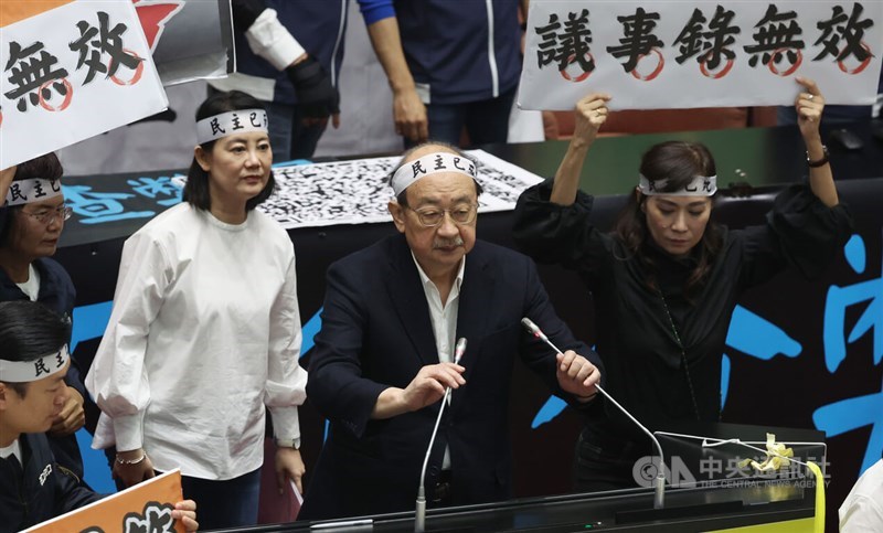 DPP caucus whip Ker Chien-ming takes the podium to speak on Friday. CNA photo May 24, 2024