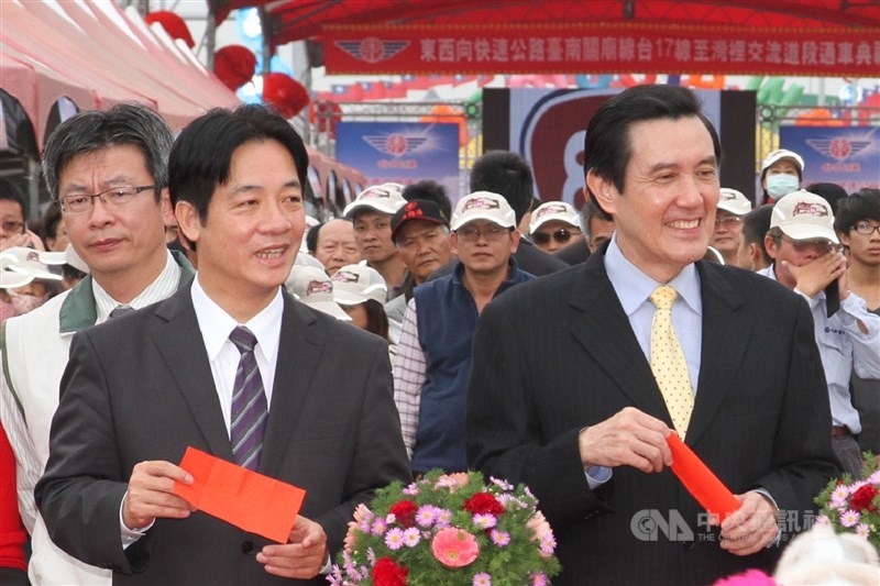 Former President Ma Ying-jeou (right) attends the opening of a new provincial highway with then-Tainan Mayor Lai Ching-te in 2013. CNA file photo