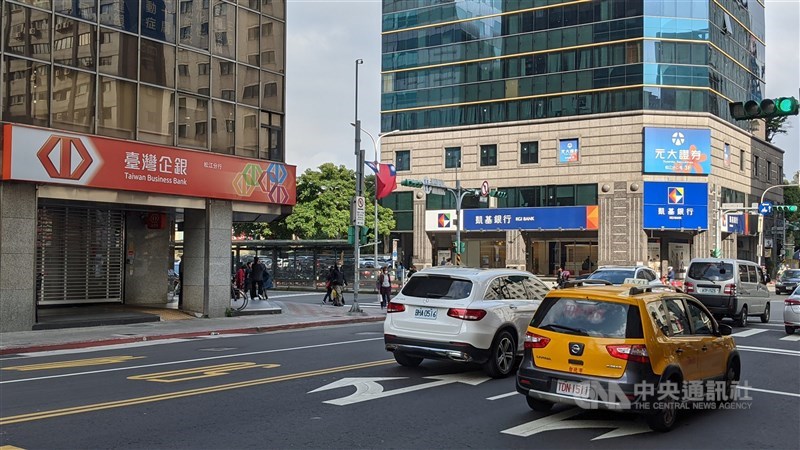 Banks occupy two of the four corners at an intersection in Taipei. CNA file photo