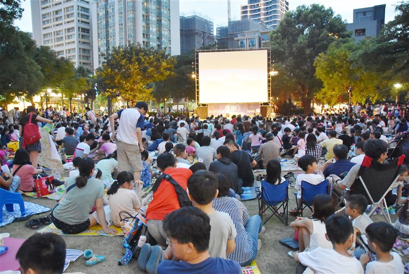 People gather for an outdoor movie night held at Guanxin Park, which borders Guanxin Village on two sides, in Hsinchu City, in 2017. File photo courtesy of Hsinchu City government