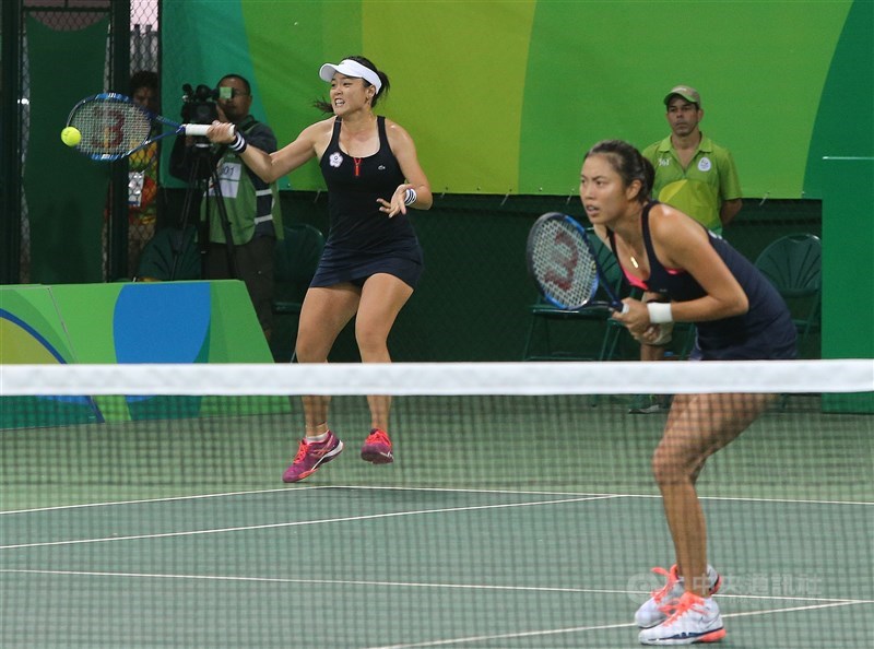 Taiwanese tennis players Chan Hao-ching (right) and her older sister Latisha Chan play their round of 16 match in women's doubles during the 2016 Olympics Games in Rio de Janeiro on May 9 that year. CNA file photo