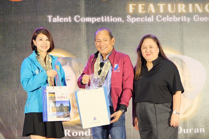 The HCCG Public Information Director Wei Wen-yuan (left) , and MECO Vice Chairman Renato L. Ebarle (middle) exchanged souvenirs.