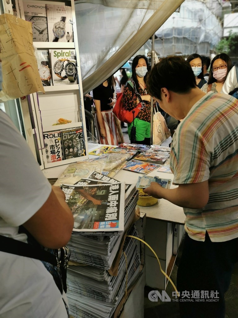 Locals in Hong Kong gather around a news agent to buy the last print edition of the Apple Daily on June 24, 2021. CNA file photo