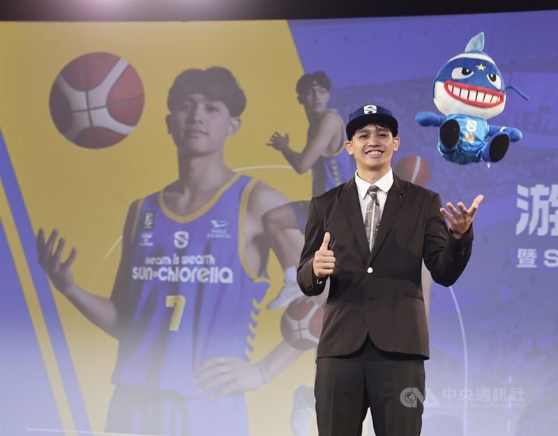 Yu Ai-che wears a Shiga Lakes cap at the press conference for his signing in Taipei on Monday. CNA photo June 24, 2024